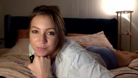 Snapshot of xlacyy chatting on 11.20.25 xLacyy online show from 11.20.25