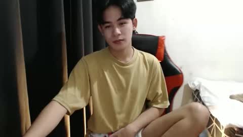 Snapshot of xluminous chatting on 11.04.25 MIKAEL online show from 11.04.25