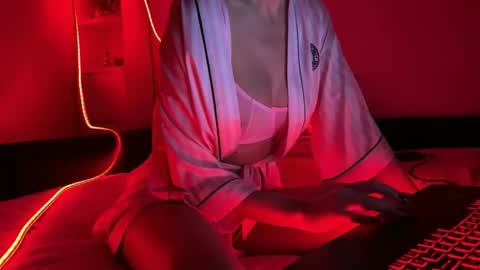 Snapshot of xmollylovex chatting on 12.05.25 XMollyLoveX online show from 12.05.25