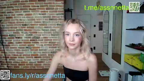 Snapshot of xoanetta chatting on 09.16.25 Assnnettablondie online show from 09.16.25