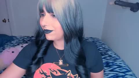 Snapshot of xocurvyrae chatting on 01.05.25 Rae online show from 01.05.25