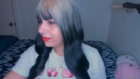 Snapshot of xocurvyrae chatting on 01.06.25 Rae online show from 01.06.25