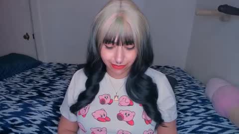 Snapshot of xocurvyrae chatting on 01.06.25 Rae online show from 01.06.25