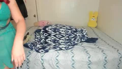 Snapshot of xocurvyrae chatting on 04.07.26 Rae online show from 04.07.26