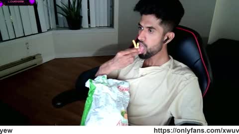 Snapshot of xwuvzyew chatting on 01.19.25 x online show from 01.19.25