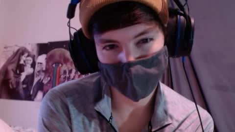 Snapshot of xxwhitefoxx chatting on 10.17.25 David Fox online show from 10.17.25