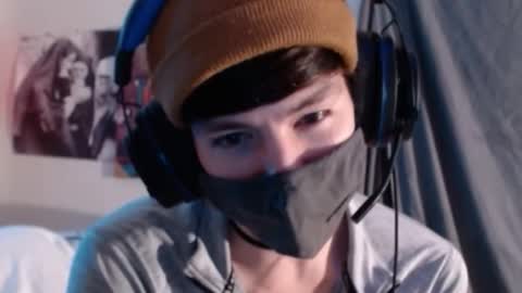 Snapshot of xxwhitefoxx chatting on 10.22.25 David Fox online show from 10.22.25