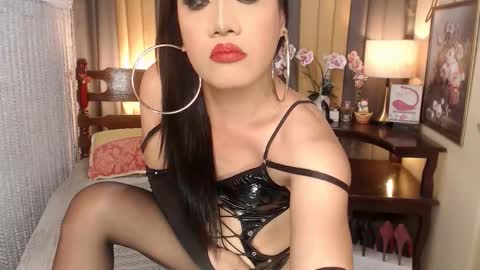 Snapshot of xxxmiss_cathyxxx chatting on 10.09.25 QUEENCY online show from 10.09.25