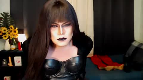 Snapshot of xyournightmarequeenx chatting on 10.08.25 QueenMarina online show from 10.08.25