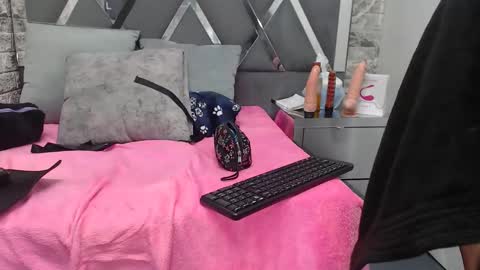 Snapshot of yanetrose chatting on 10.27.25 yanetrose online show from 10.27.25