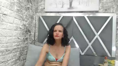 Snapshot of yanetrose chatting on 11.02.25 yanetrose online show from 11.02.25