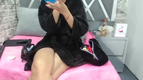 Snapshot of yanetrose chatting on 11.10.25 yanetrose online show from 11.10.25