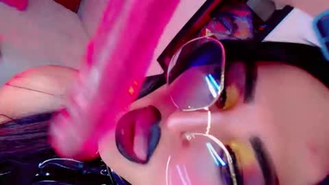 Snapshot of yarethrousss chatting on 11.27.25 yarethrousss online show from 11.27.25