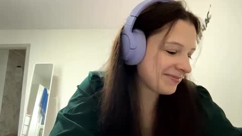 Snapshot of yasminhovis chatting on 06.16.26 Aurora online show from 06.16.26