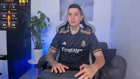 Snapshot of yeiko_romero_ chatting on 11.04.25 YEIKO ROMERO online show from 11.04.25