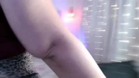 Snapshot of yellow_lily chatting on 01.11.25 yellow_lily online show from 01.11.25