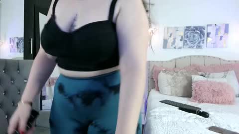 Snapshot of yellow_lily chatting on 02.09.25 yellow_lily online show from 02.09.25