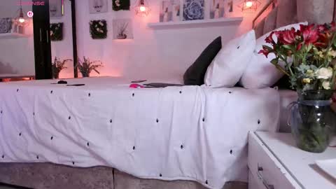 Snapshot of yellow_lily chatting on 09.25.25 yellow_lily online show from 09.25.25