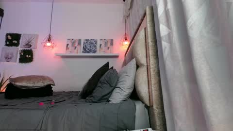 Snapshot of yellow_lily chatting on 12.16.25 yellow_lily online show from 12.16.25