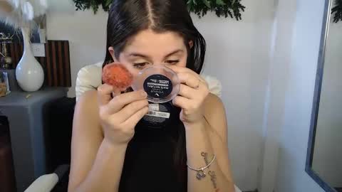 Snapshot of yenn_claros chatting on 02.25.26 Yenni online show from 02.25.26