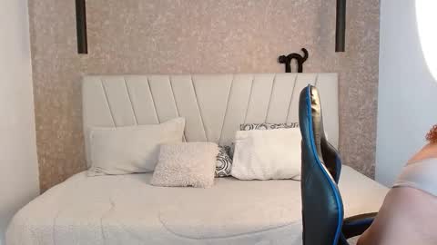 Snapshot of yera_carey chatting on 09.17.25 Yera online show from 09.17.25