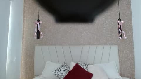 Snapshot of yera_carey chatting on 12.05.25 Yera online show from 12.05.25