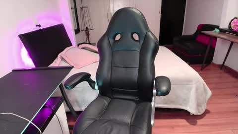 yesie_hot2 online show from 09.23.25