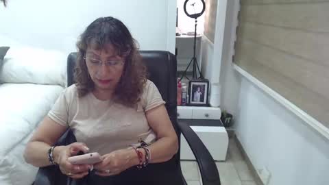 Snapshot of yessilatin chatting on 12.06.24 jessy online show from 12.06.24