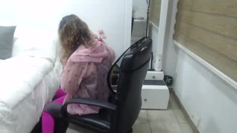 Snapshot of yessilatin chatting on 12.17.24 jessy online show from 12.17.24