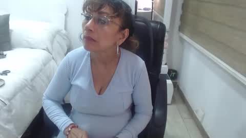 Snapshot of yessilatin chatting on 12.18.24 jessy online show from 12.18.24