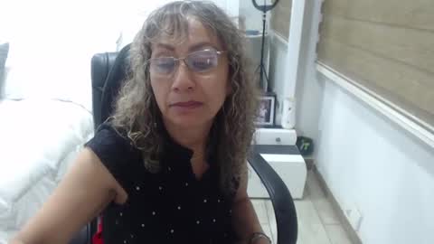 Snapshot of yessilatin chatting on 12.29.24 jessy online show from 12.29.24