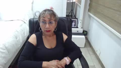 Snapshot of yessilatin chatting on 01.12.25 jessy online show from 01.12.25