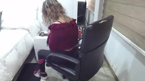 Snapshot of yessilatin chatting on 02.16.25 jessy online show from 02.16.25
