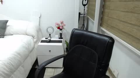 Snapshot of yessilatin chatting on 02.20.25 jessy online show from 02.20.25