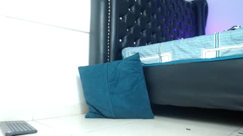 Yiovanna online show from 02.20.25