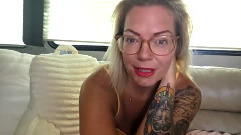 Snapshot of yogimilflover chatting on 06.19.26 Yogiblondebangme online show from 06.19.26
