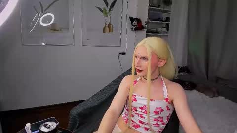 Mikaella - Mika online show from 12.01.25