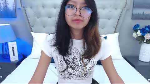 Snapshot of yommi_winx chatting on 03.11.25 Yommi Winx online show from 03.11.25