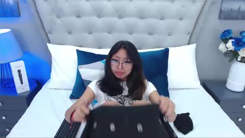 Snapshot of yommi_winx chatting on 03.11.25 Yommi Winx online show from 03.11.25