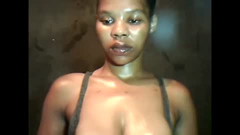 Snapshot of yoncexx25 chatting on 12.23.24 amazingkellyxx online show from 12.23.24