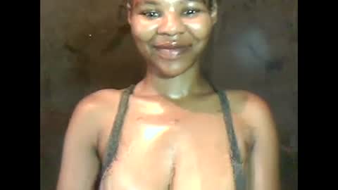 Snapshot of yoncexx25 chatting on 12.28.24 amazingkellyxx online show from 12.28.24