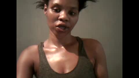 Snapshot of yoncexx25 chatting on 01.06.25 amazingkellyxx online show from 01.06.25