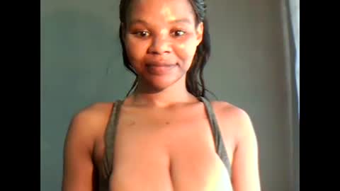 Snapshot of yoncexx25 chatting on 01.18.25 amazingkellyxx online show from 01.18.25