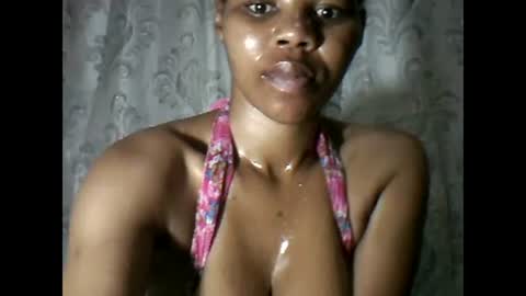 Snapshot of yoncexx25 chatting on 03.11.25 amazingkellyxx online show from 03.11.25