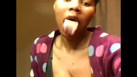 Snapshot of yoncexx25 chatting on 09.25.25 amazingkellyxx online show from 09.25.25