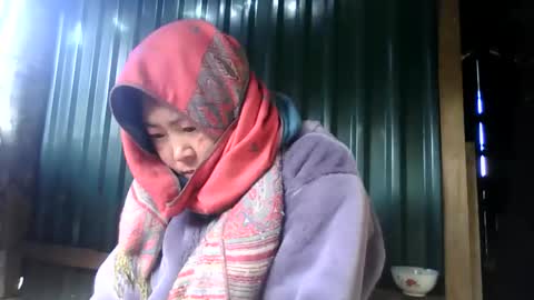 Snapshot of yongmi_ chatting on 12.15.25 yongmi_ online show from 12.15.25