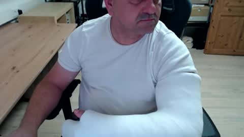 Snapshot of yoschi1976 chatting on 10.31.25 yoschi1976 online show from 10.31.25