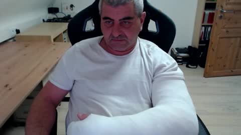 Snapshot of yoschi1976 chatting on 11.30.25 yoschi1976 online show from 11.30.25