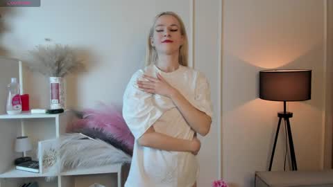 Elizabeth brunette -- Darline blonde  online show from 05.06.26