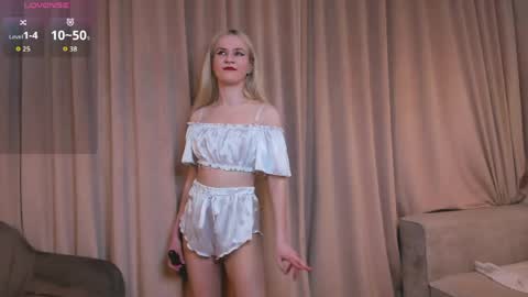 Elizabeth brunette -- Darline blonde  online show from 05.08.26